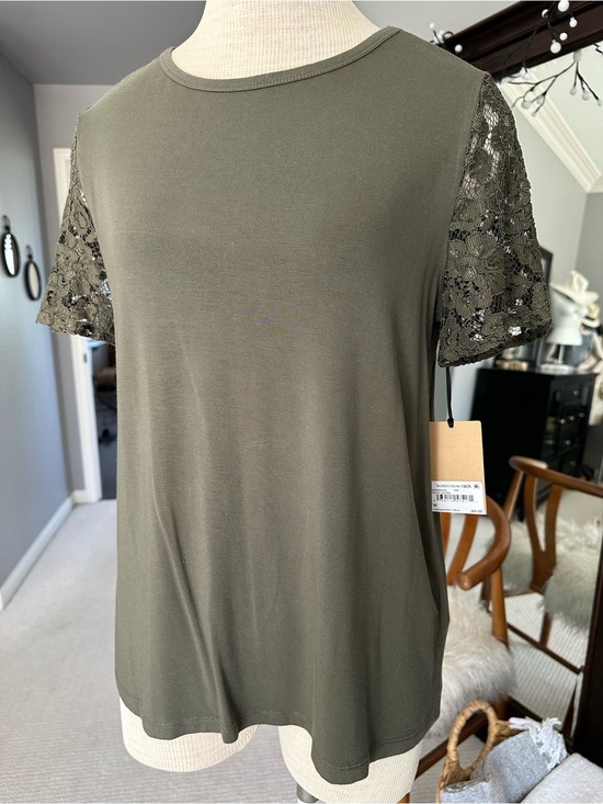 Halogen Tops - NWT Halogen Olive Short Sleeve Top with Lace Sleeves, size medium